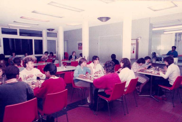 Photo du self du Foyer de Reuilly en 1975